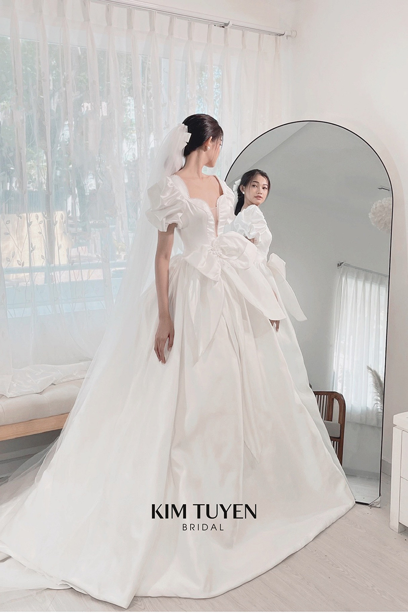 Shape the Body Parts Beautifully With Plus Size Wedding Dress :: d'Italia